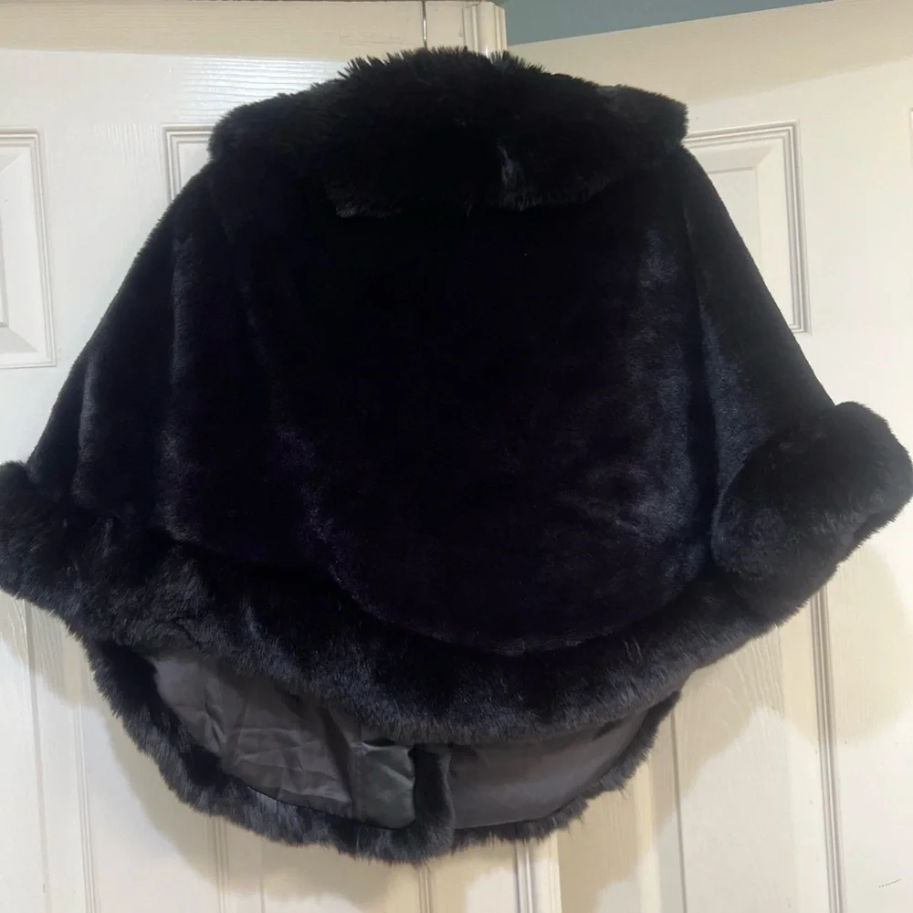 La Fiorentina Black Faux Fur Poncho wrap shawl One Size old money fall winter